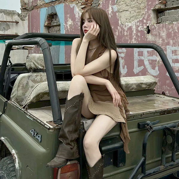 RIVET WESTERN BOOTS