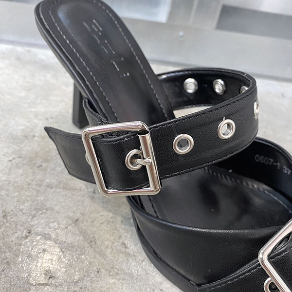 EYELET POINTED MULE