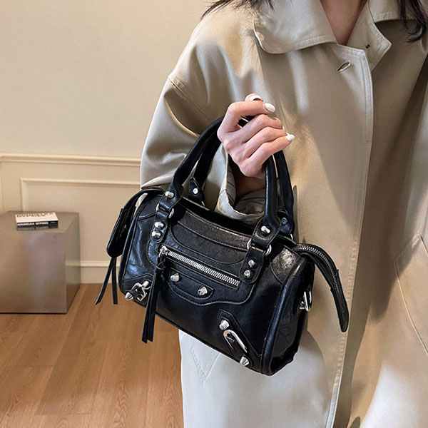 STUDS SHOULDER BAG