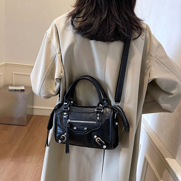 STUDS SHOULDER BAG