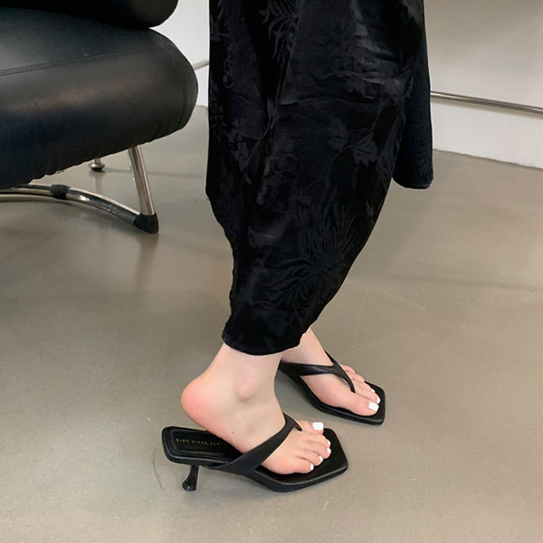 SQUARE TOE THONG HEEL SANDAL
