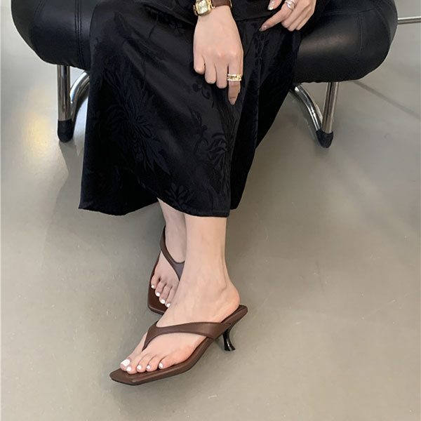 SQUARE TOE THONG HEEL SANDAL