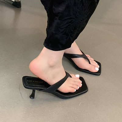 SQUARE TOE THONG HEEL SANDAL